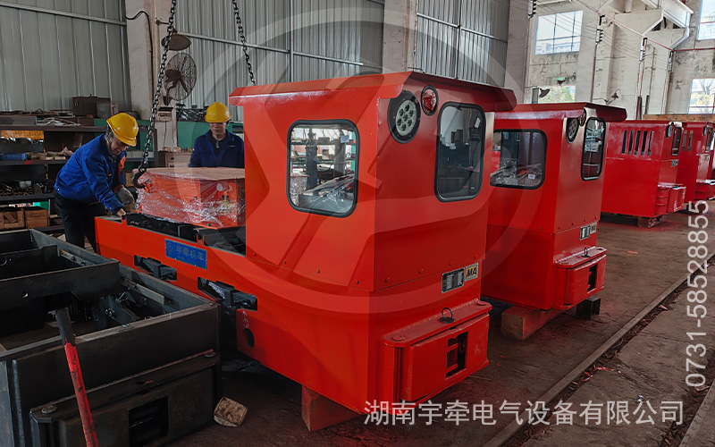 5吨锂电池电机车运抵矿山 1.jpg