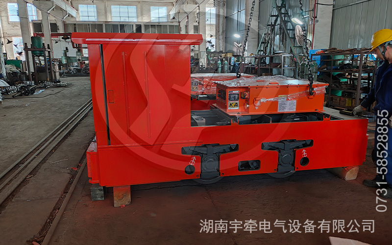 5吨锂电池电机车运抵矿山 2.jpg