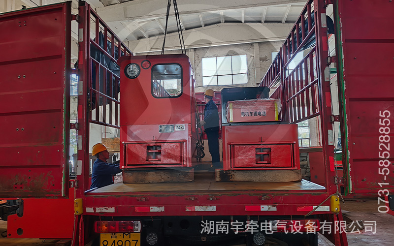 5吨锂电池电机车运抵矿山 3.jpg