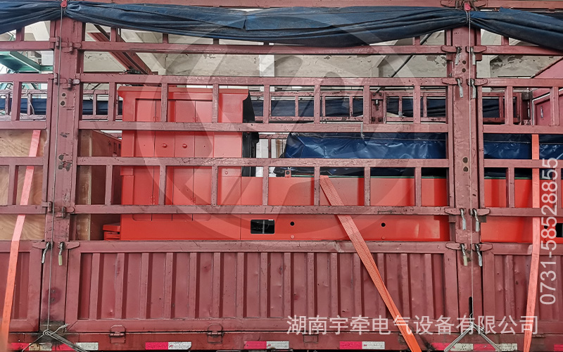 12吨锂电池电机车装车发货 1.jpg