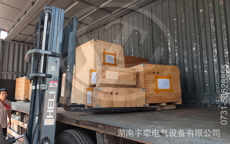 矿用湘潭电机车配件出口海外 4.jpg