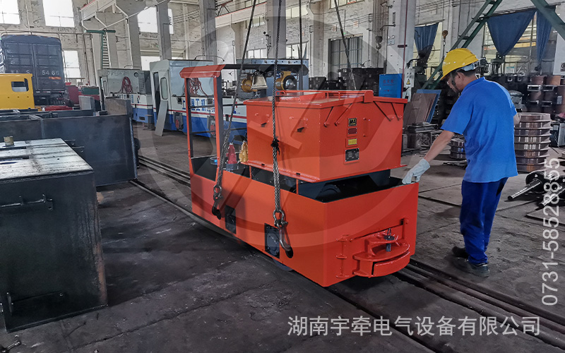 2.5吨蓄电池防爆电机车发货 1.jpg