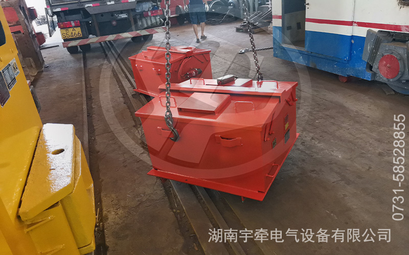 2.5吨蓄电池防爆电机车发货 2.jpg