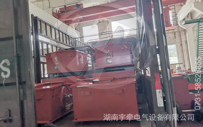 2.5吨蓄电池防爆电机车发货 3.jpg