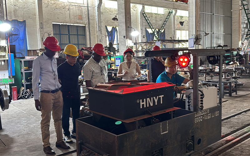 海外客户来厂采购矿用电机车 1.jpg